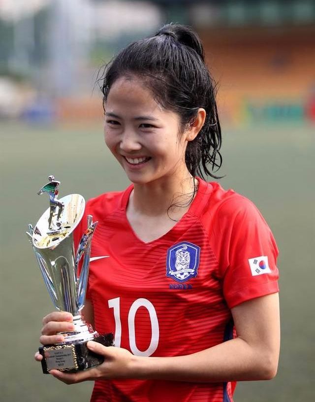 香烟烟雾中的女人